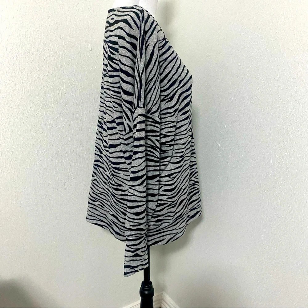Harlow & Rose Women’s Blouse Zebra Print Size Large NWOT - Picture 3 of 8